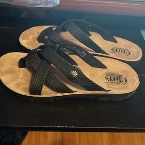 Cliffs by white mountain Banksy size 7.5 black